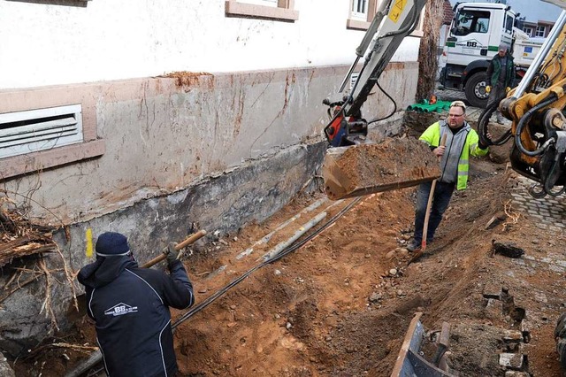 Derzeit wird die Grube fr den zweiten Fluchtweg an der Museumswand ausgehoben.  | Foto: Privat