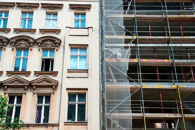 Blick auf einen Altbau und den Neubau eines Wohnhauses  | Foto: Bernd von Jutrczenka