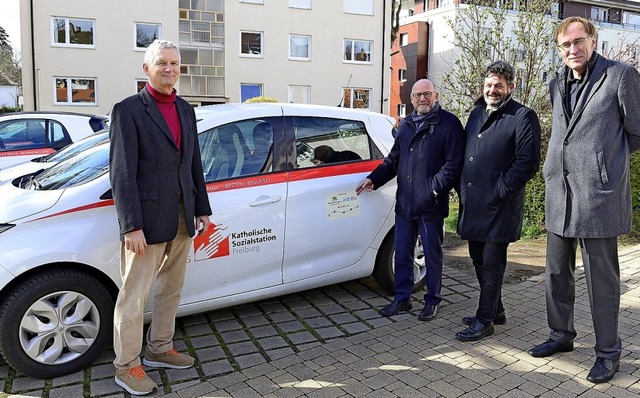 Rupert Niewiadomski, Geschftsfhrer d...rtin Haag (von links) mit Elektroauto   | Foto: Ingo Schneider