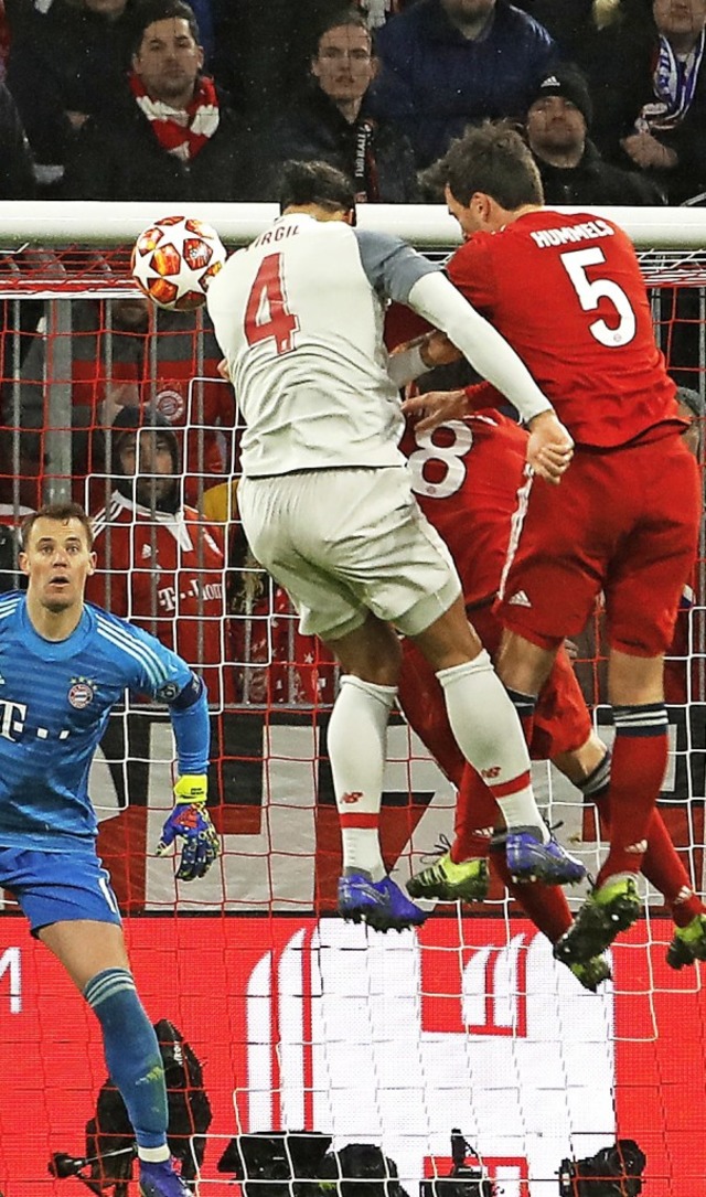 Die Vorentscheidung: Virgil van Dijk (...und Martinez (8) und erzielt das 2:1.   | Foto: AFP