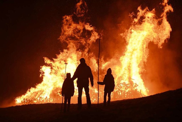 Die riesigen Fasnachtsfeuer sind weithin sichtbar.  | Foto: Juri Junkov