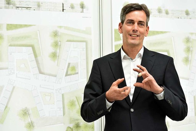 Direktor Martin Baumgarten vor einem P...dul-Neubaus beim Architekturwettbewerb  | Foto: Thomas Kunz
