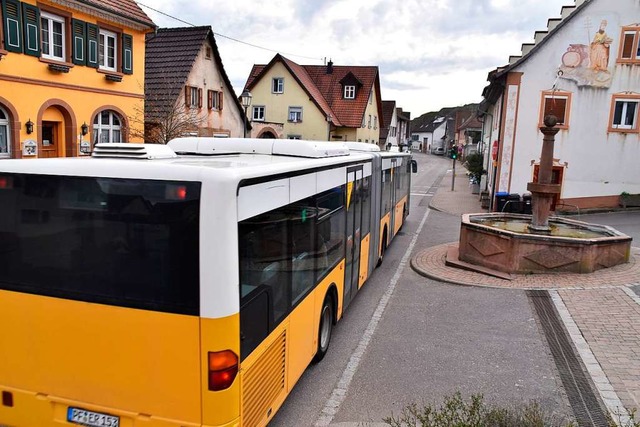 Die Busse des Schienenersatzverkehrs f...t durch die Ortsmitte von Wasenweiler.  | Foto: Thomas Rhenisch