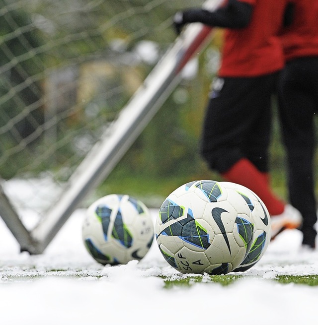Schnee ist der natrliche Feind des Fu...l in der Bezirksliga der Ball rollen.   | Foto: patrick seeger