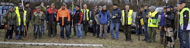 Mitglieder des Kreisverbands Obstbau, ...am in Marckolsheim rund 200 Obstbume.  | Foto: Roland Vitt