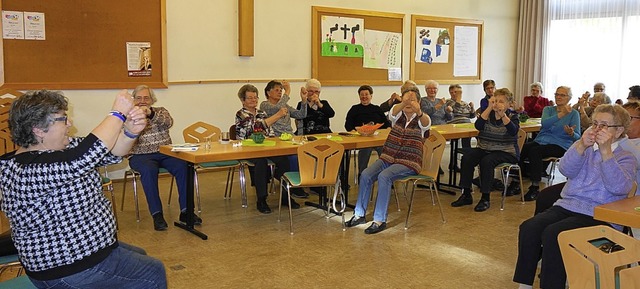 Freude an der Bewegung: Sitztnze  bot...es gemtlichen Treffs in Tegernau an.   | Foto: Gudrun Gehr