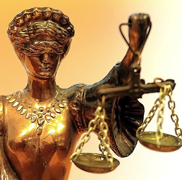 Justitia hat entschieden: Der Gastronom soll in Haft.   | Foto: Britta Pedersen/dpa