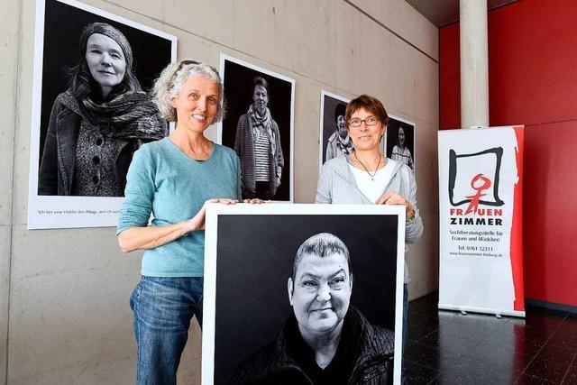 Fotoausstellung in Freiburg zeigt Frauen, die Widrigkeiten des Alltags trotzen