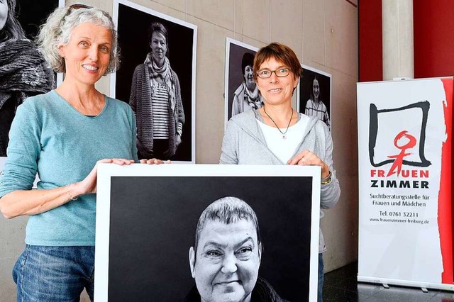 Fotografin Margrit Mller (links) und ...ogin Brbel Khler in der Ausstellung.  | Foto: Thomas Kunz