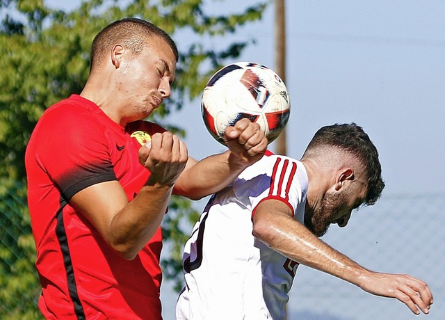 Einer von fnf Ausfllen in der FSV-De...u (links, gegen Jetmir Qorraj, FFC II)  | Foto: Konzok