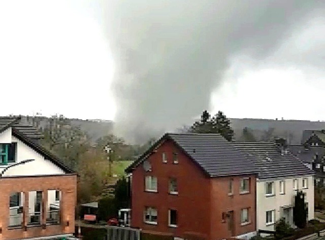 Ein Screenshot eines Handyvideos, das ein Zeuge filmte, zeigt den Tornado.   | Foto: dpa