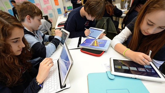 Arbeit am Tablet-Computer &#8211; so k... der Unterricht der Zukunft aussehen.   | Foto: dpa