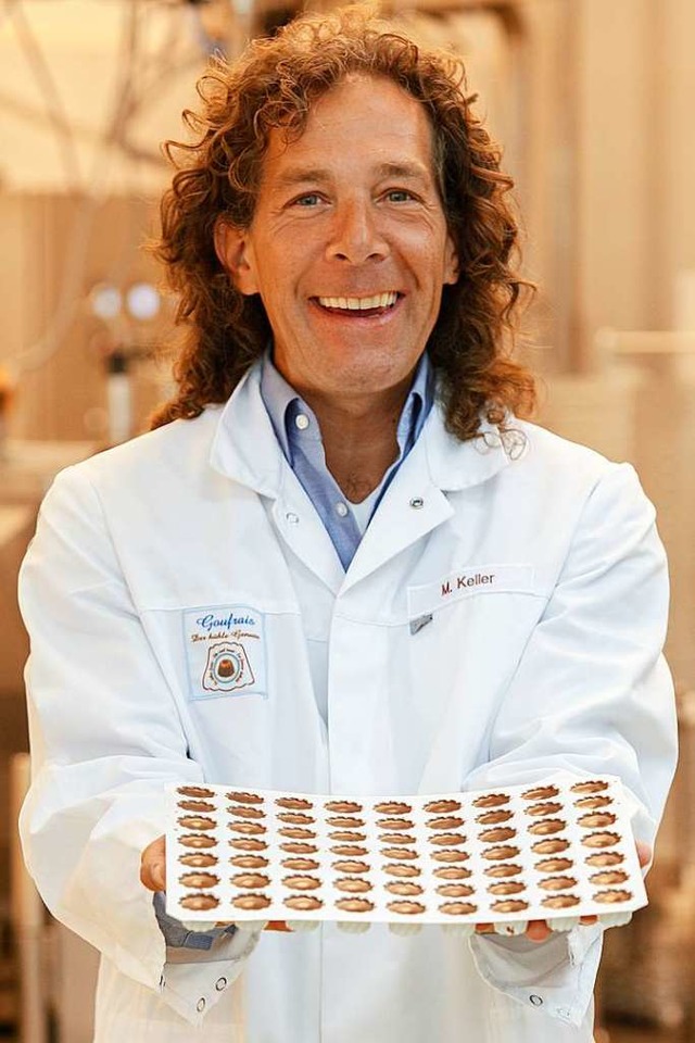 Michael Keller mit frisch produziertem Goufrais-Kakaokonfekt  | Foto: Jrgen Weisheitinger