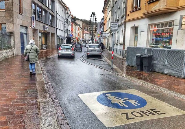 In der Grabenstrae sind noch immer sehr viele Fahrzeuge unterwegs.  | Foto: Barbara Ruda