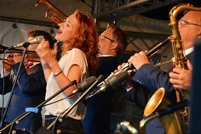 Die  Dutch Swing College Band war 2014...s von Gastsngerin Margriet Sjoerdsma.  | Foto: Barbara Ruda