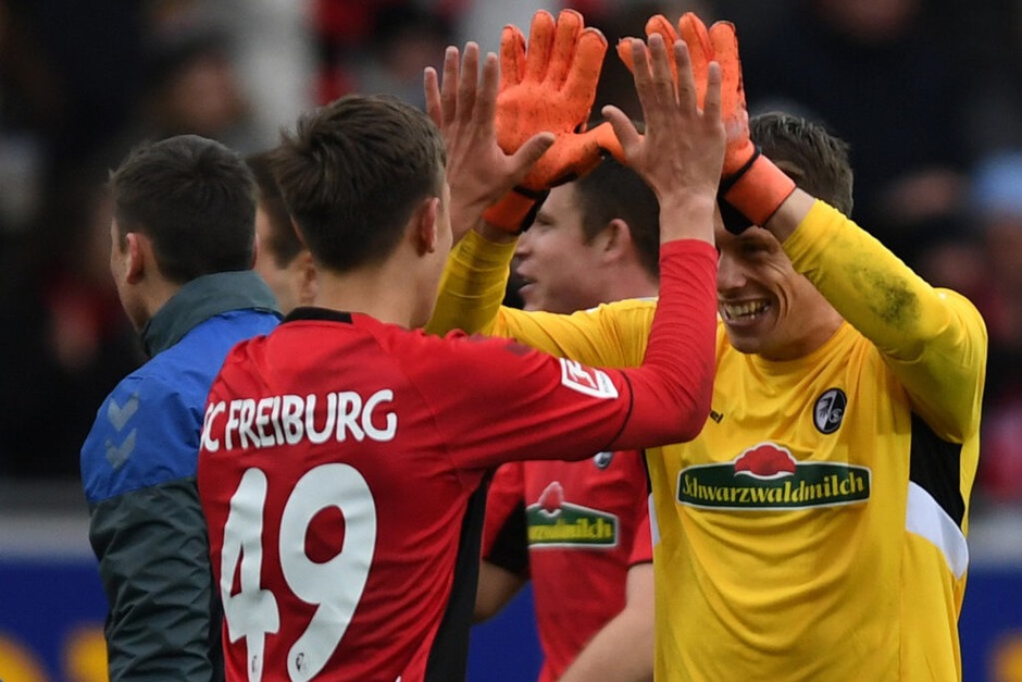 2:1 gewinnt der SC Freiburg am 25. Spieltag der Bundesliga gegen die Berliner, auch weil Debütant Nico Schlotterbeck (l.) entscheidend am Freiburger Siegtreffer mitwirkt. (Foto: dpa) 2:1 gewinnt der SC Freiburg am 25. Spieltag der Bundesliga gegen die Berliner, auch weil Debütant Nico Schlotterbeck (l.) entscheidend am Freiburger Siegtreffer mitwirkt. (Foto: dpa)