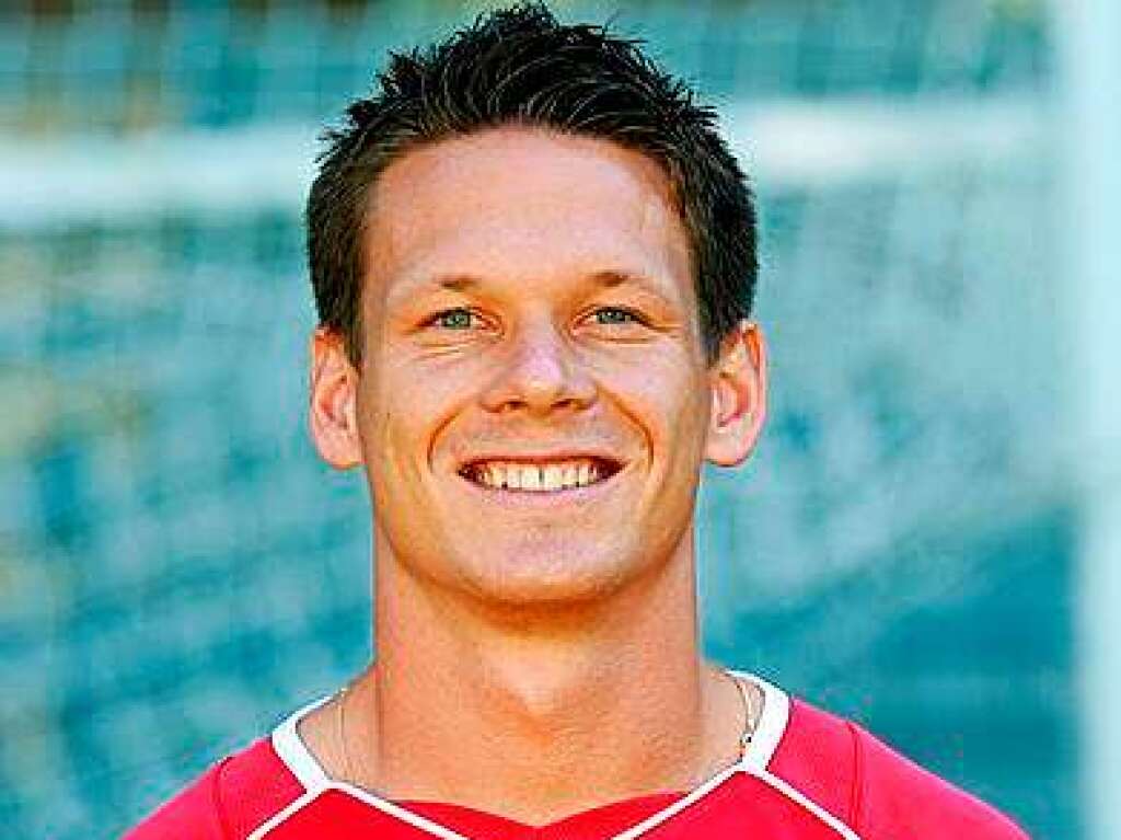 Februar 2005: Sascha Riether erzielt am 06.02.2005 gegen den Tabellenfnfzehnten aus  Gladbach den 2:3-Anschlusstreffer. Am Ende mssen sich die Freiburger auf Rang 17 aber geschlagen geben, mehr als zum Anschlusstreffer reicht es nicht. Es ist die Abstiegssaison der Freiburger.