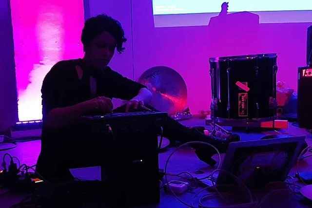 Rym Nouioua alias Rym arbeitet f�r ihr...ekt mit dem Ger�usch von Flederm�usen.  | Foto: Privat