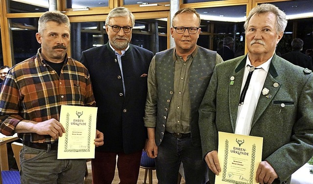 Mit der Silbernen Ehrennadel ausgezeic...(Zweiter von links) und Gnter Lber.   | Foto: Werner Steinhart