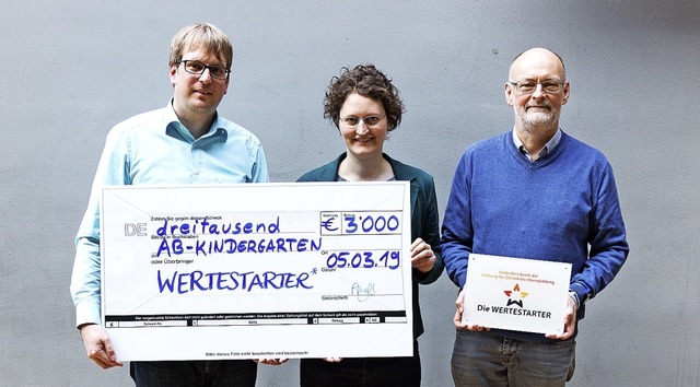 Das erste Geld fr den neuen Kindergar...r) und FES-Rektor Wolfgang Zschmisch.  | Foto: Ketterer/ZVG