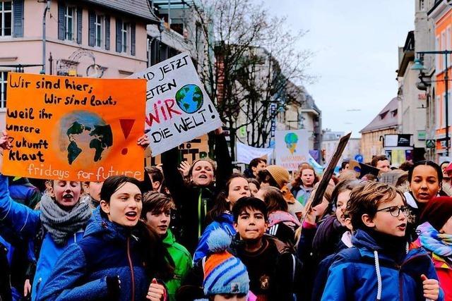 Mehr als 700 Kinder und Jugendliche demonstrieren in Lrrach gegen den Klimawandel