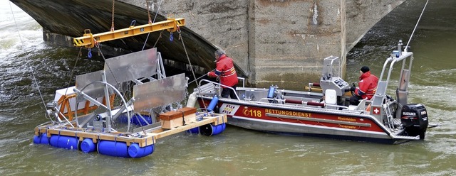 Da dachten alle noch, es wrde klappen...d stellten das Wasserrad aufs Inseli.   | Foto: Horatio Gollin