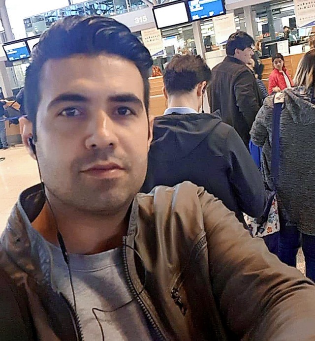 Kenan  Navid am Flughafen in Stuttgart kurz vor dem Abflug nach Polen  | Foto: privat