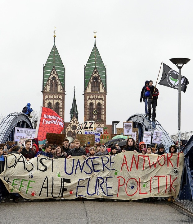 Protest auf der Wiwili-Brücke in Freiburg   | Foto: Ingo Schneider
