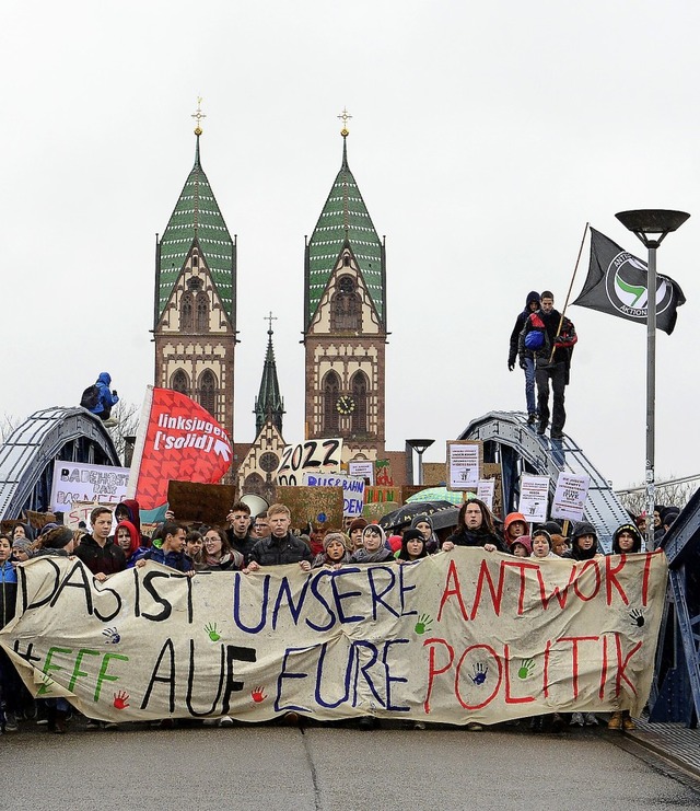 Protest auf der Wiwili-Brcke in Freiburg   | Foto: Ingo Schneider
