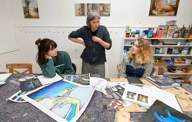 Die Malerin Hilde Bauer (Mitte) gibt E...inks)  und Emma Quinn wertvolle Tipps.  | Foto: Ingo Schneider