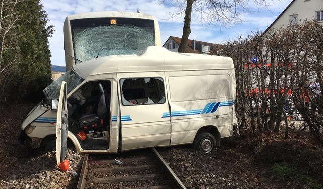 Nach einem Zusammensto eines Transpor...isgau-S-Bahn ist der Fahrer gestorben.  | Foto: Feuerwehr Waldkirch