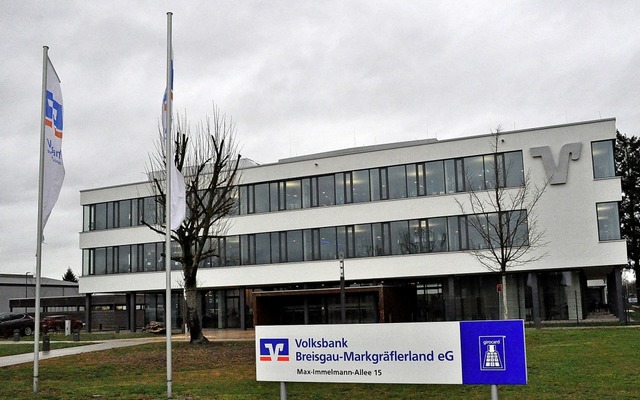 Am Hauptsitz der fusionierten Volksban...e (unten) die erste Jahresbilanz vor.   | Foto: Fotos: Strittmatter/ Volksbank