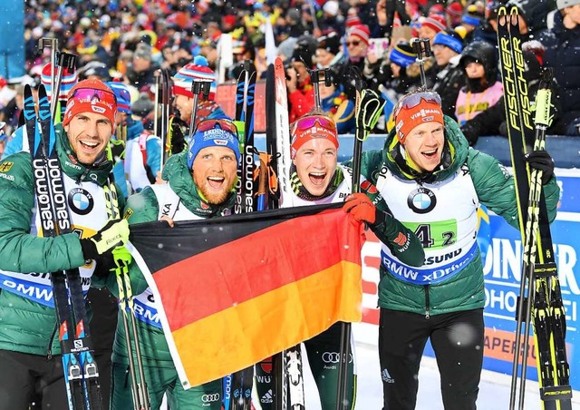 Die deutsche Biathlon-Silber-Staffel m...k Lesser, Benedikt Doll und Roman Rees  | Foto: dpa