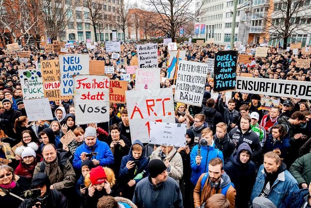 Kundgebung gegen &#8222;Artikel 13&#82...den Samstag auch in Freiburg aussehen.  | Foto: dpa