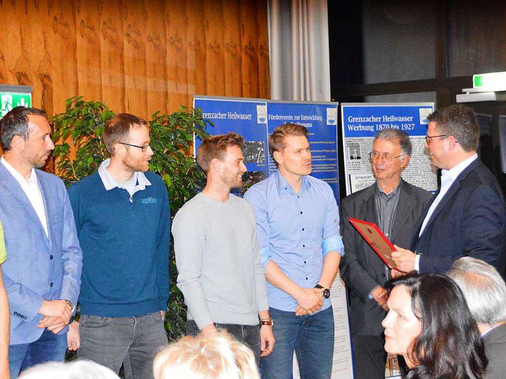 Brgermeister Tobias Benz (rechts) berreicht als Sonderehrung eine Urkunde an Dimitar Grabul (von links), Klaus Jank, Fabian Beck, David Kummle und Peter Gutmann vom Tennisclub Grenzach.