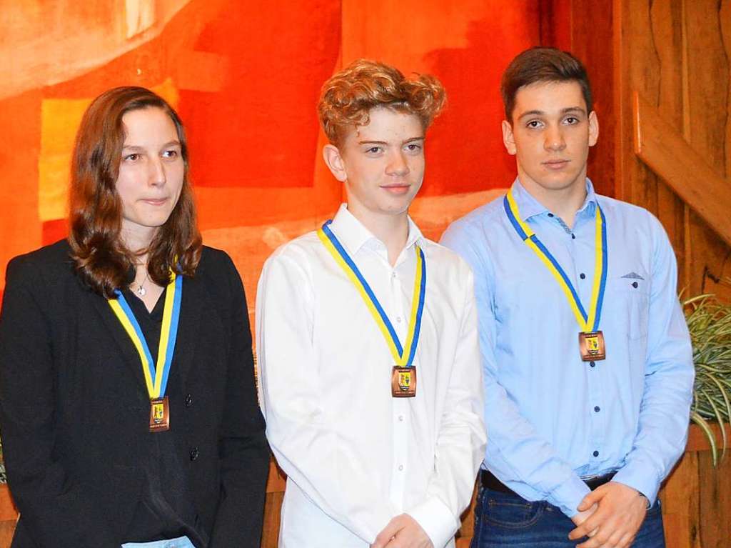 von links: Natalie Schreiber, Janko Novak und Fabian Lwe vom Schwimmsportverein Grenzach wurden mit Bronze geehrt.