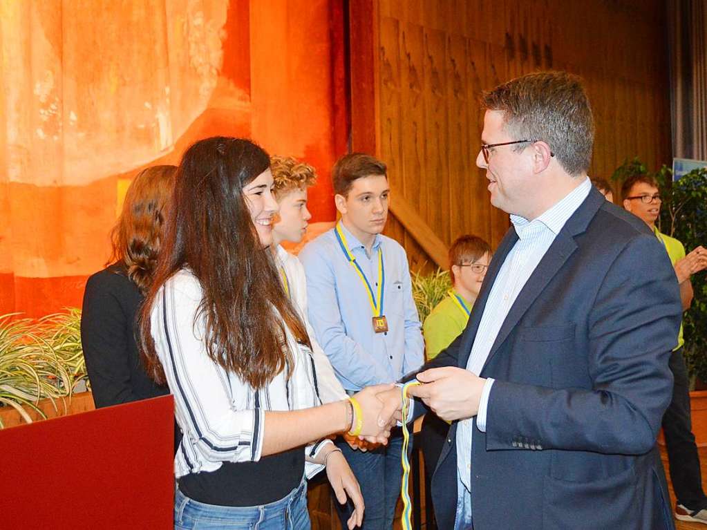 Brgermeister Tobias Benz ehrt Luisa Gathmann vom Ruderclub Rheinfelden mit Gold.