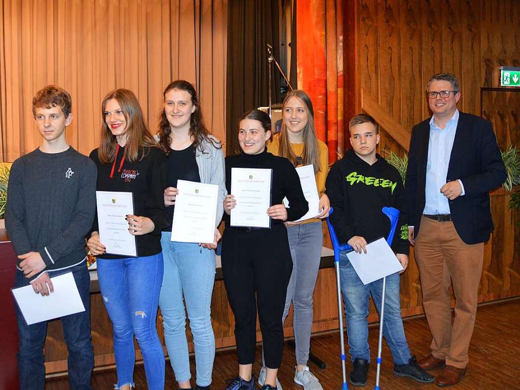 Brgermeister Tobias Benz berreicht den Sechzehnjhrigen der Gemeinde eine Urkunde.