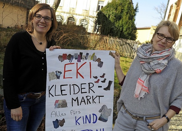Sandra Zeh (links) und Gisela Reinhard...r fr den beliebten EKI-Kleidermarkt.   | Foto: Beatrice Ehrlich