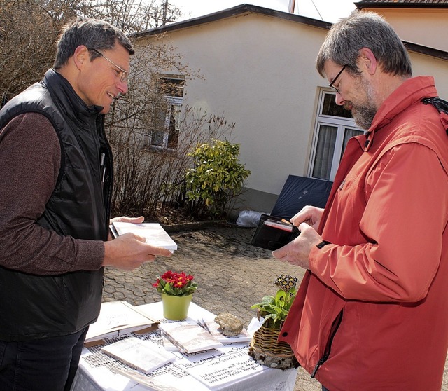 Autor Gerald Nill (links) bot beim Sch...an und erfreute sich regen Zuspruchs.   | Foto: Heiner Fabry