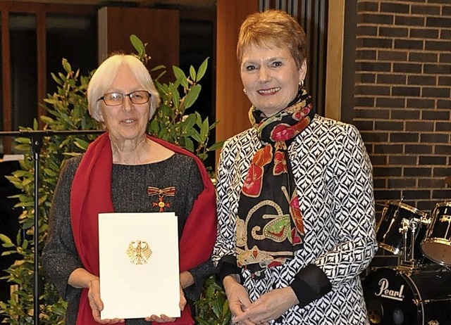 Ilse Nirk (links) bekam fr ihren lang...sabgeordnete Friedlinde Gurr-Hirsch.    | Foto: Bingold