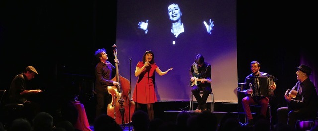 Und pltzlich erscheint die Piaf als P... Band &#8222;Mylord&#8220; zu singen.   | Foto: Tilmann Krieg