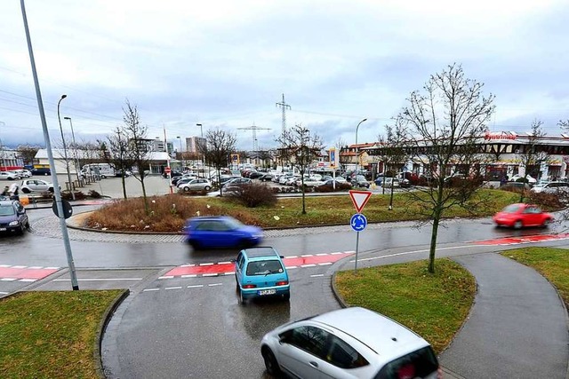 Im Kreisverkehr beim Supermarkt Real ereignete sich der Autounfall.  | Foto: Ingo Schneider