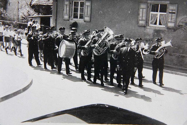 1965 hat es schon einmal einen Umzug d...Musikfest aus Anlass der Uniformweihe.  | Foto: Musikverein Offnadingen