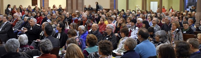 Volles Haus in der evangelischen Stadt...#8220; mit einem Gottesdienst begann.   | Foto: Barbara Puppe