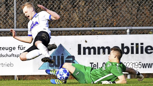 Entschlossen klrt SVE-Keeper Joshua S...gegen den Kuppenheimer Marek Balzer.    | Foto: Keller