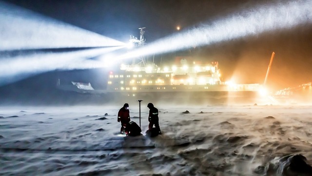 Physiker whrend einer Polarsternexpedition auf dem Meereis im Juni 2013  | Foto: dpa