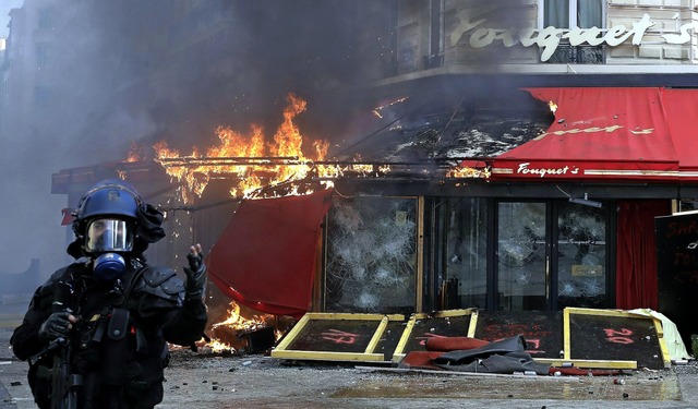 Das berhmte Restaurant Fouquet&#39;s ...nach einer Attacke durch Randalierer.   | Foto: Ena/dpa