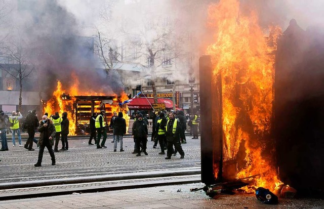 Die Gelbwesten setzten in Paris am Sam...oske, Lden und Restaurants in Brand.   | Foto: dpa