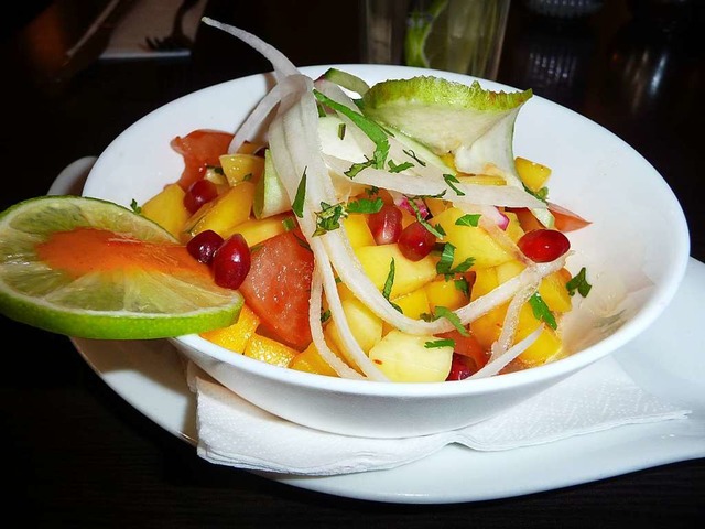 Der Mangosalat mit einer  Sauce aus Li...ist ein intensives Geschmackserlebnis.  | Foto: Katja Russhardt
